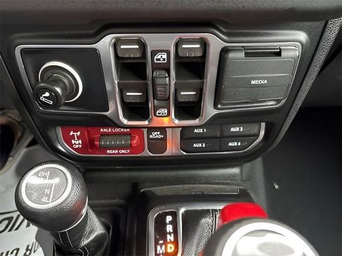 Used 2024 Jeep Gladiator Mojave w/ Technology Group AWD/4WD image 22