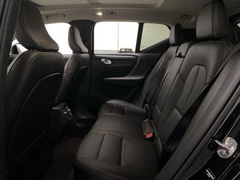 Used 2025 Volvo XC40 B5 Plus image 19