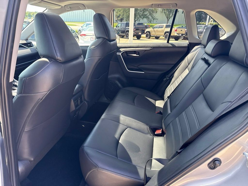 Used 2019 Toyota RAV4 XLE Premium AWD/4WD image 9