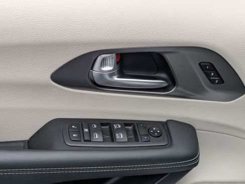 Certified 2024 Chrysler Pacifica Touring-L image 12