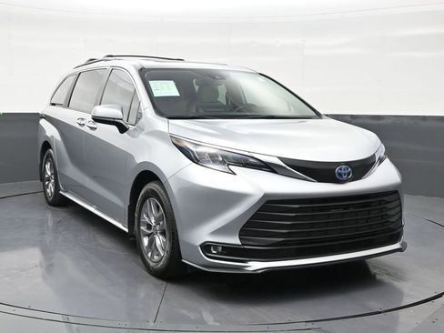 Used 2025 Toyota Sienna XLE image 7