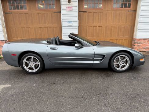 Used 2003 Chevrolet Corvette Convertible w/ Preferred Equipment Group1 RWD image 2