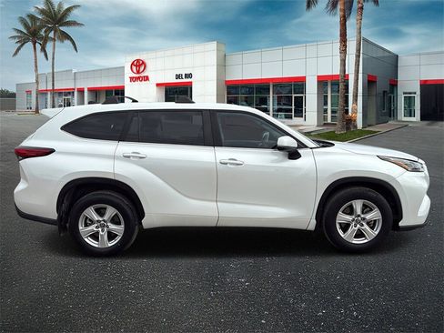 Used 2023 Toyota Highlander LE image 2