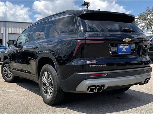 Used 2025 Chevrolet Traverse LT FWD image 4
