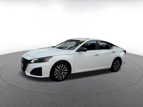 Used 2025 Nissan Altima 2.5 SV FWD image 7