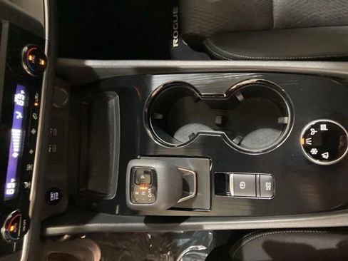 Used 2024 Nissan Rogue SV image 17