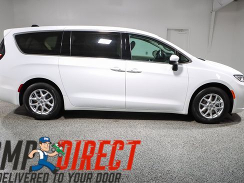 Used 2023 Chrysler Pacifica Touring-L FWD image 6