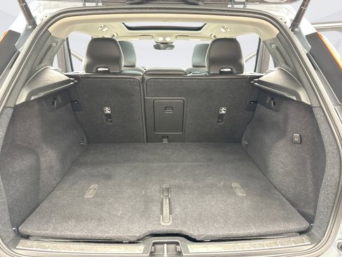 Used 2023 Volvo XC40 B5 Plus image 19