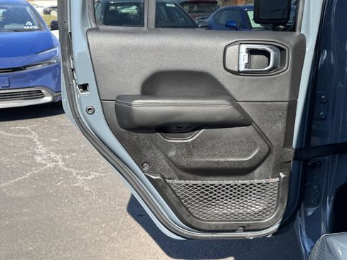 Used 2024 Jeep Wrangler Sahara image 28