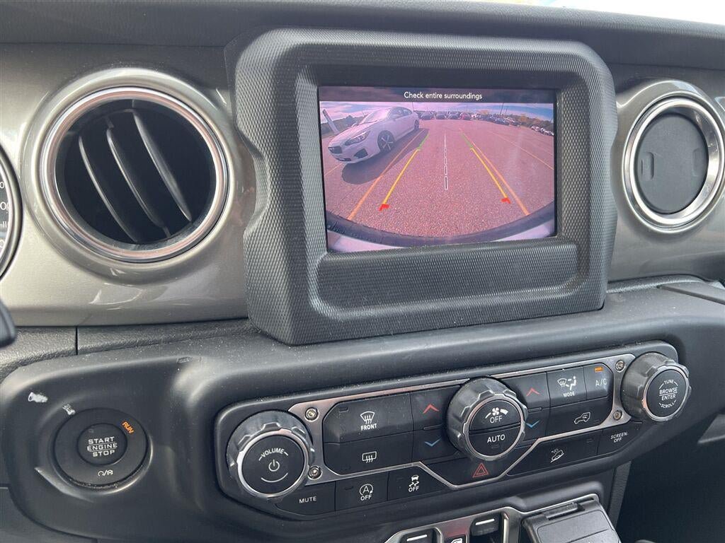 Used 2019 Jeep Wrangler Unlimited Sahara AWD/4WD image 3