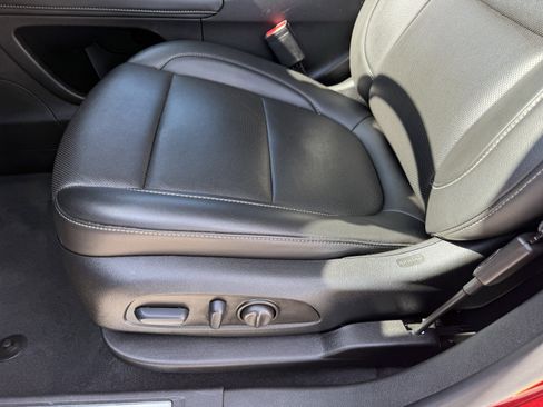 Used 2023 GMC Acadia SLT image 29