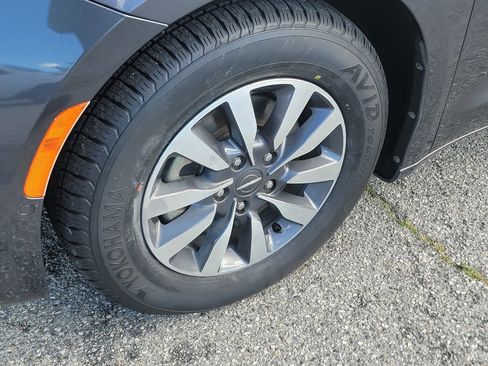 Certified 2021 Chrysler Pacifica Touring-L image 11