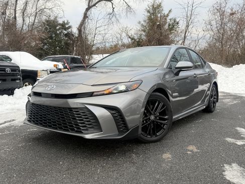 Used 2025 Toyota Camry SE image 1
