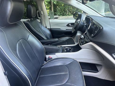 Used 2023 Chrysler Pacifica Limited FWD image 21