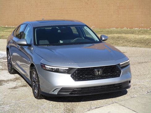 Used 2023 Honda Accord EX image 9