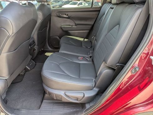 Used 2020 Toyota Highlander XLE AWD/4WD image 25