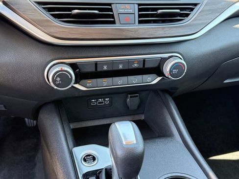 Used 2025 Nissan Altima 2.5 SV FWD image 17