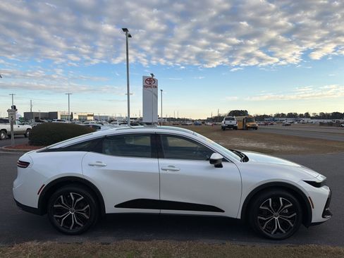 Used 2023 Toyota Crown Limited image 2