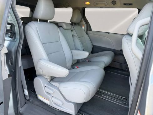 Used 2017 Toyota Sienna XLE image 24