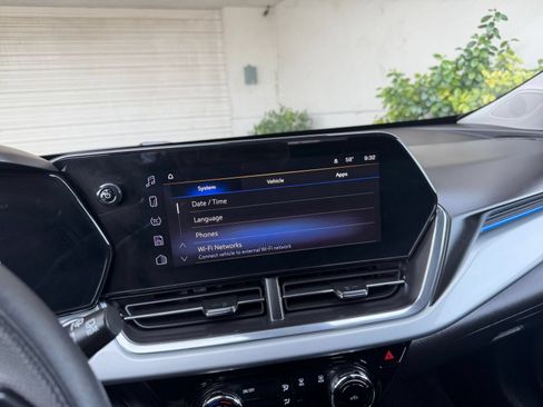 Used 2025 Chevrolet Trax LT FWD image 20