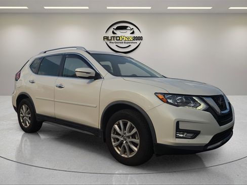 Used 2018 Nissan Rogue SV image 1