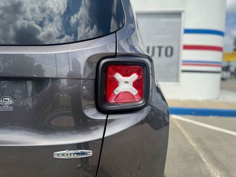Used 2018 Jeep Renegade Latitude AWD/4WD image 30
