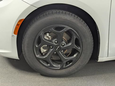 Used 2024 Chrysler Pacifica Limited FWD image 10