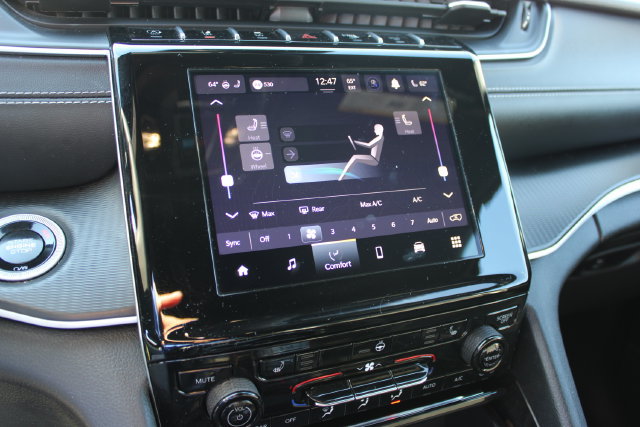 Used 2024 Jeep Grand Cherokee Altitude AWD/4WD image 17