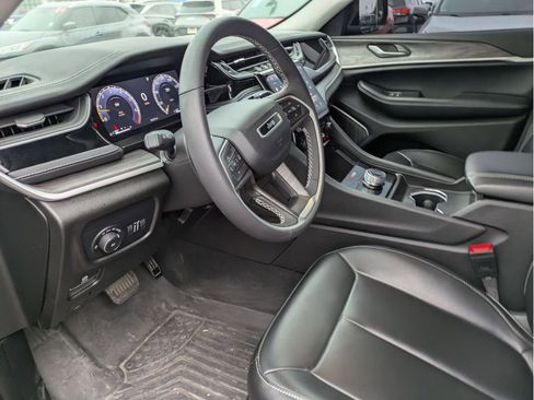 Used 2024 Jeep Grand Cherokee Limited w/ Black Appearance Package image 9