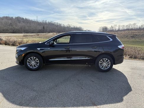 Used 2024 Buick Enclave Premium image 2