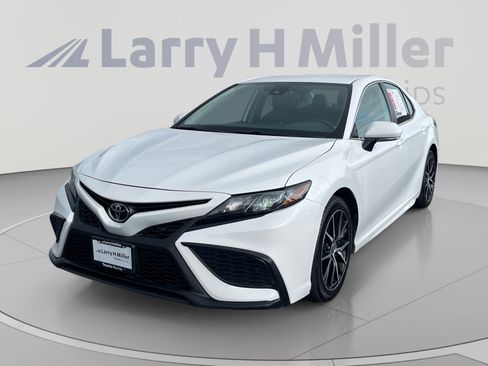 Used 2023 Toyota Camry SE FWD image 1