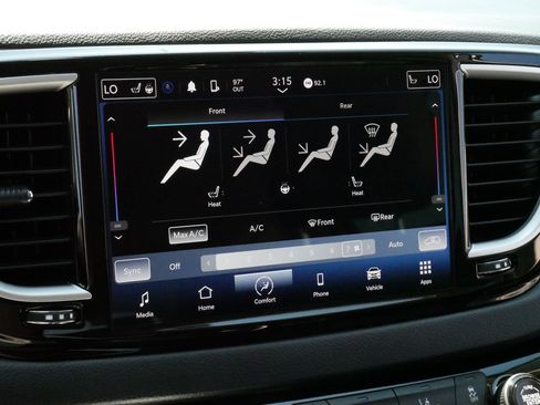 Used 2023 Chrysler Pacifica Touring-L FWD image 22