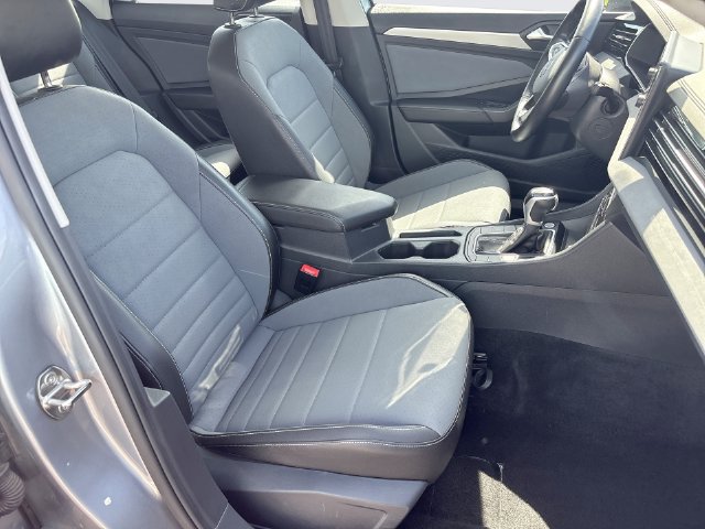 Used 2025 Volkswagen Jetta SE FWD image 25