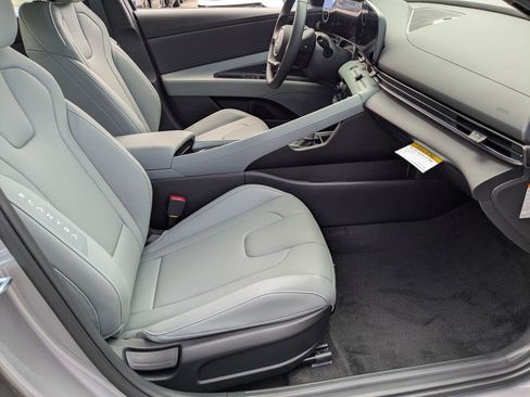 New 2025 Hyundai Elantra Limited image 25