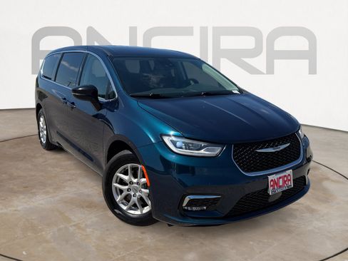 Used 2024 Chrysler Pacifica Touring-L FWD image 4
