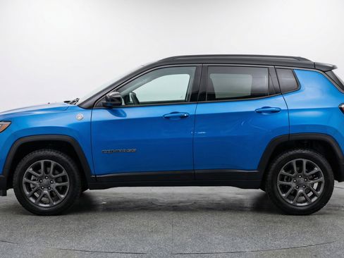 Used 2025 Jeep Compass Trailhawk image 5