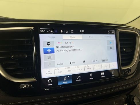 Used 2024 Chrysler Pacifica Touring-L AWD/4WD image 13