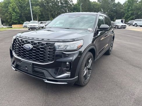 Used 2025 Ford Explorer ST-Line w/ ST-Line Street Pack AWD/4WD image 3