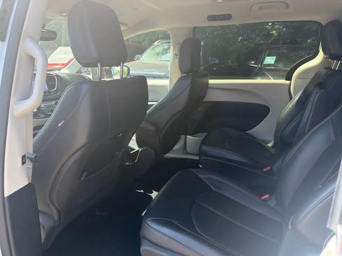 Used 2024 Chrysler Pacifica Limited FWD image 6