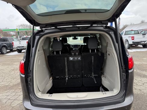 Used 2020 Chrysler Pacifica Touring-L image 27