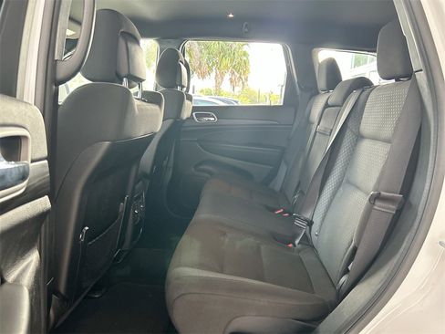 Used 2021 Jeep Grand Cherokee Laredo image 34