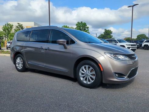 Used 2018 Chrysler Pacifica Touring-L FWD image 2