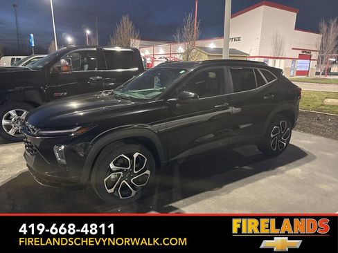 Used 2025 Chevrolet Trax RS w/ Driver Confidence Package image 2