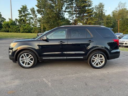 Used 2017 Ford Explorer XLT AWD/4WD image 2