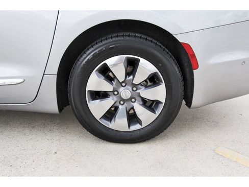 Used 2020 Chrysler Pacifica Limited w/ Advanced Safetytec Group FWD image 33
