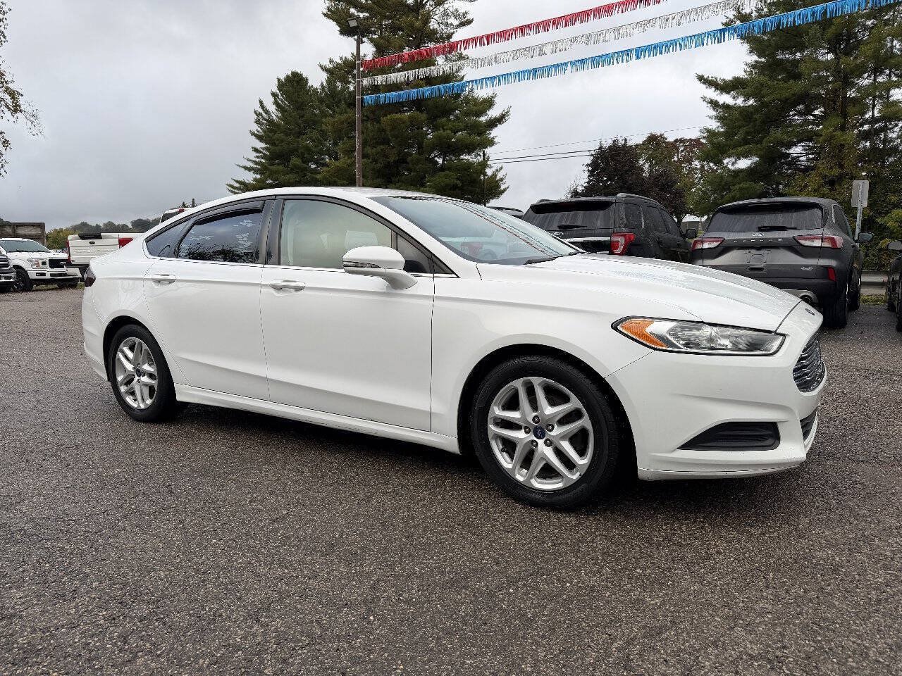 Used 2015 Ford Fusion SE FWD image 3