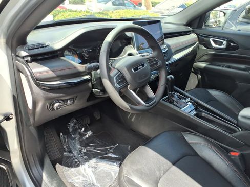 Used 2025 Jeep Compass Trailhawk AWD/4WD image 10