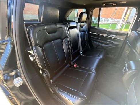 Used 2024 Jeep Grand Cherokee Limited w/ Black Appearance Package image 34