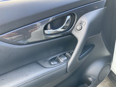 Used 2018 Nissan Rogue SV image 24