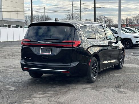 Used 2023 Chrysler Pacifica Touring-L image 4
